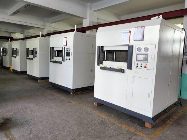 碳纖維熱壓成型機(jī)在新能源汽車(chē)、鋰電池、光伏產(chǎn)業(yè)的應(yīng)用