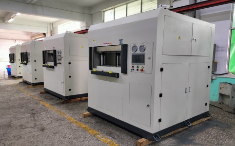碳纖維熱壓成型機：多段加壓，分段控溫，曲線升溫